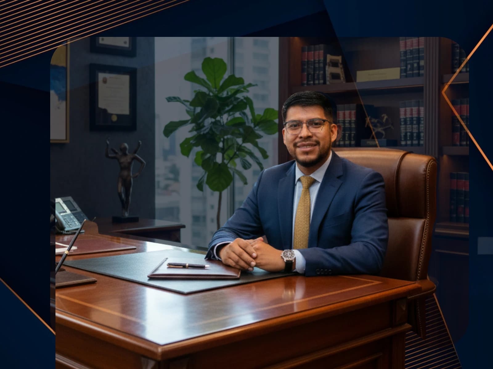 Abogado César Ramos en su despacho